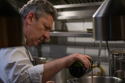 Bistrot VERiTABLE Alain Parodi verse du Porto dans une casserole