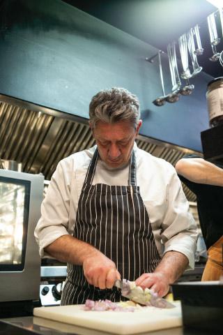 Bistrot VERiTABLE Alain Parodi travaille à la préparation de ses plats