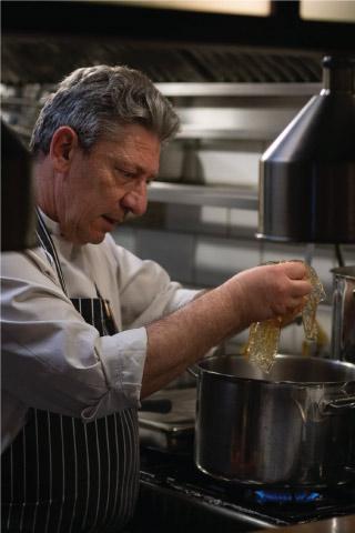 Bistrot VERiTABLE Alain Parodi à l'action dans sa cuisine